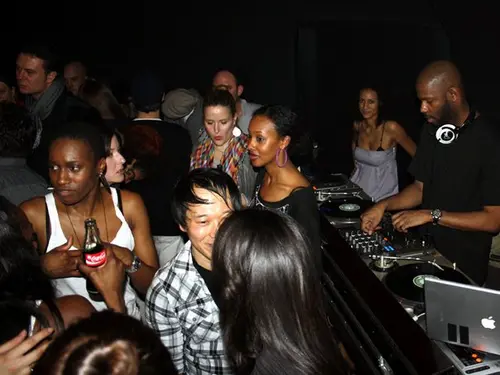 Foto 7 aus Clubbing & Bar Tausend (2010)